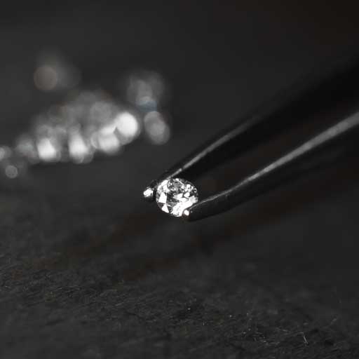 Diamond held with a tweezers